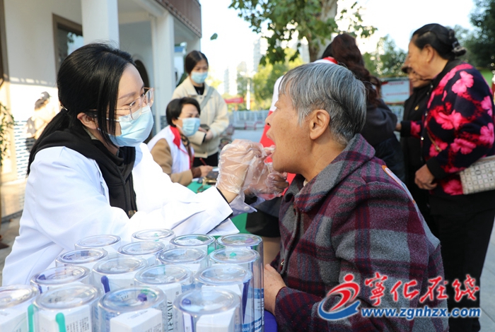 宁化：情暖社区高龄老人