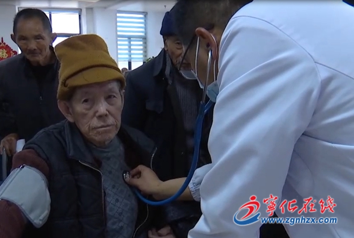 县总医院：走进国德老年公寓 开展医养结合义诊