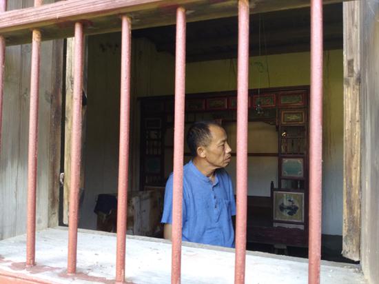 李锦莲,1998年,他就是隔着这个窗户与妻子见面对话。